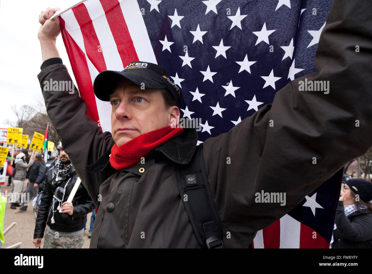 Mann, der amerikanischen Flagge auf politischen Protestkundgebung - Washington, DC USA Stockfoto