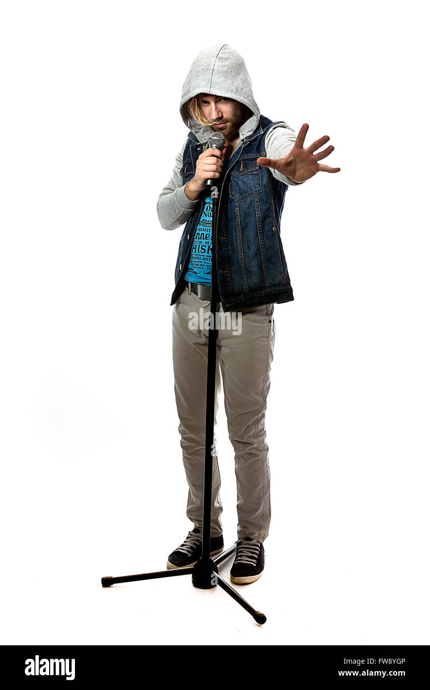 Studio-Porträt eines Mannes mit Mikrofon singen isoliert auf weißem Hintergrund, einen netter jungen Mann mit blonden Haaren Gesang mit dri Stockfoto