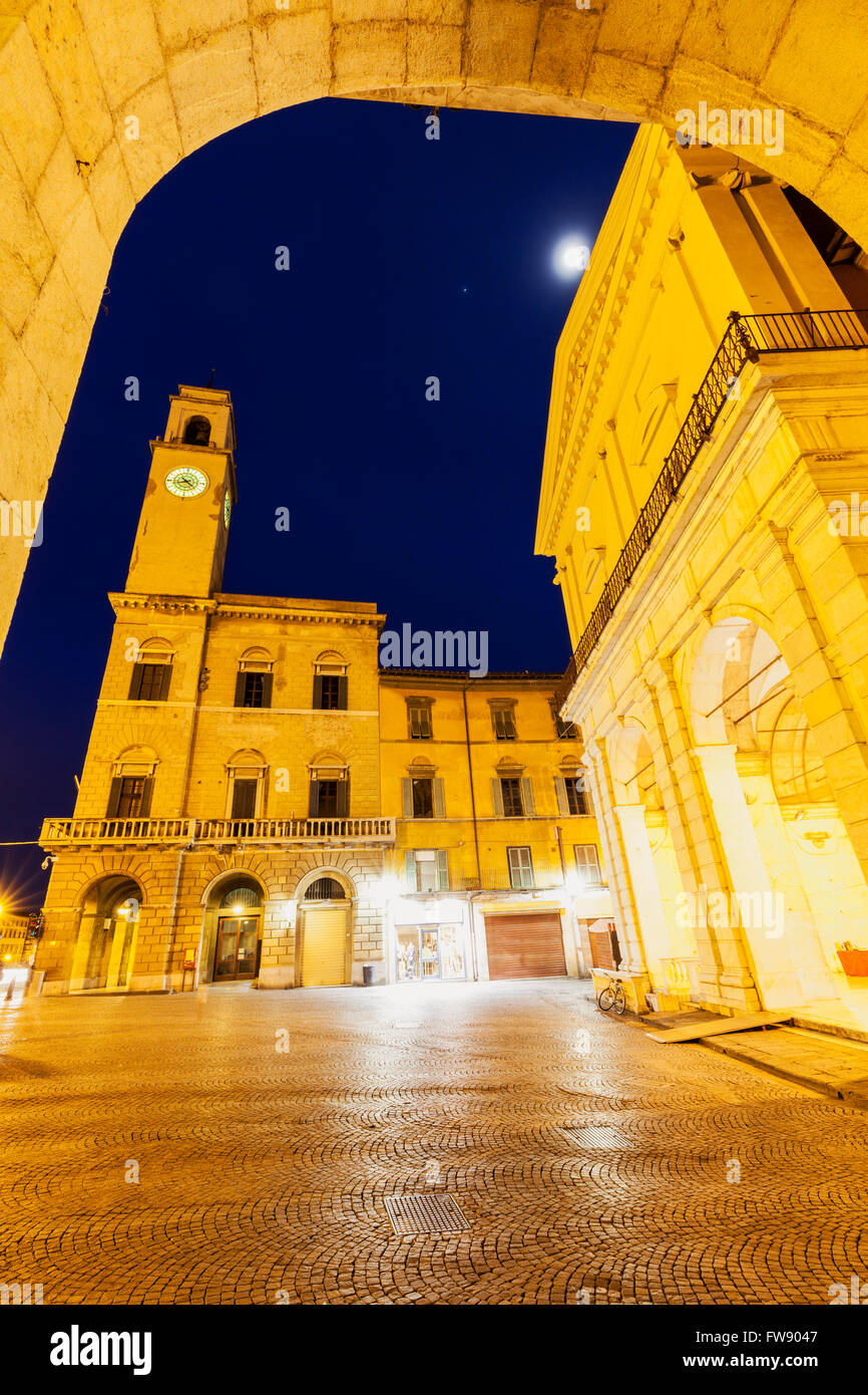 Pisa-Architektur mit dem Uhrturm. Pisa, Toskana, Italien Stockfoto