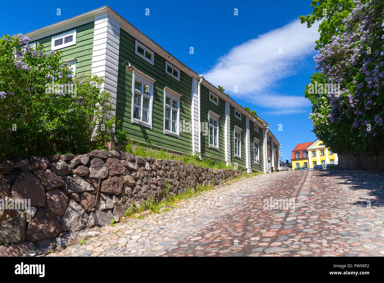 Porvoo, Finnland - 12. Juni 2015: Streetview historische finnische Stadt Porvoo, Fassaden aus Holz Wohnhäuser Stockfoto