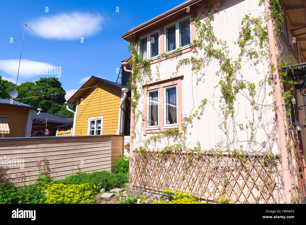 Porvoo, Finnland - 12. Juni 2015: Alte hölzerne Wohnhäuser der historischen finnischen Stadt Porvoo Stockfoto