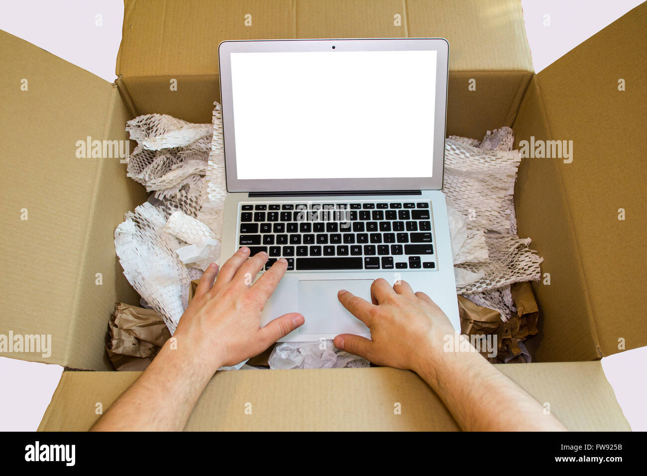 Benutzer die Hände unboxing neue Laptop-computer Stockfoto