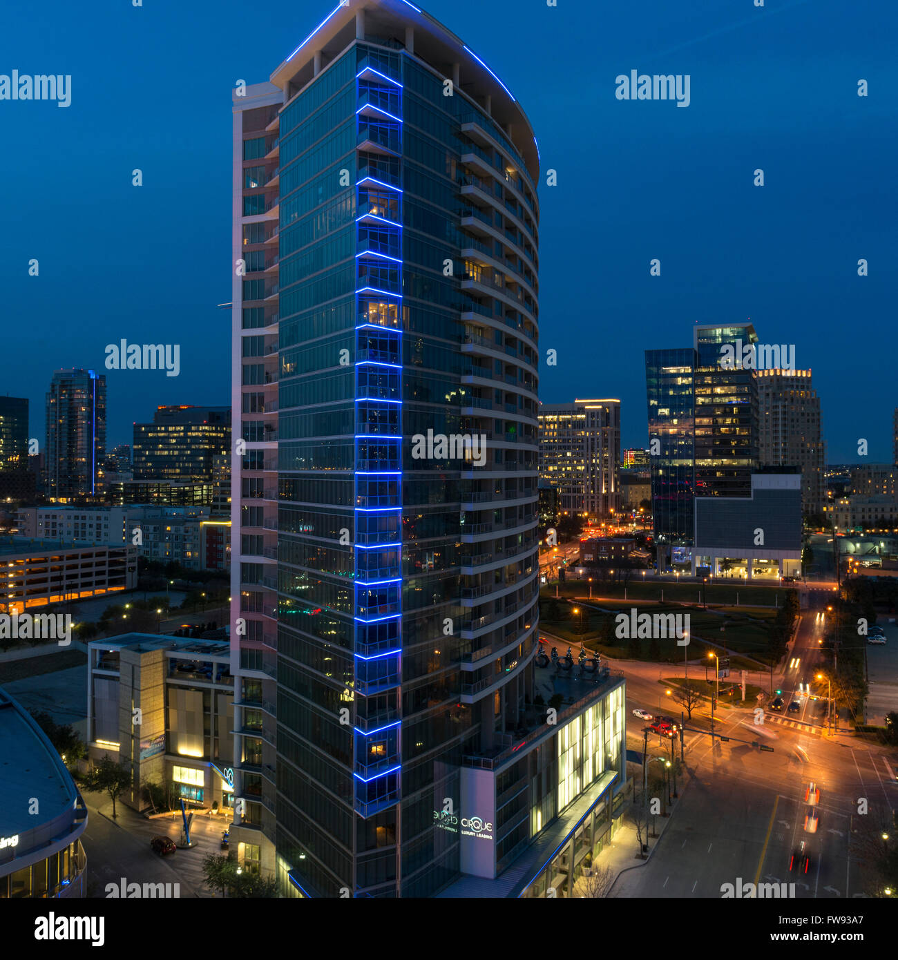 Beleuchtete Wolkenkratzer bei Nacht, Victory Park, Dallas, Texas, USA Stockfoto