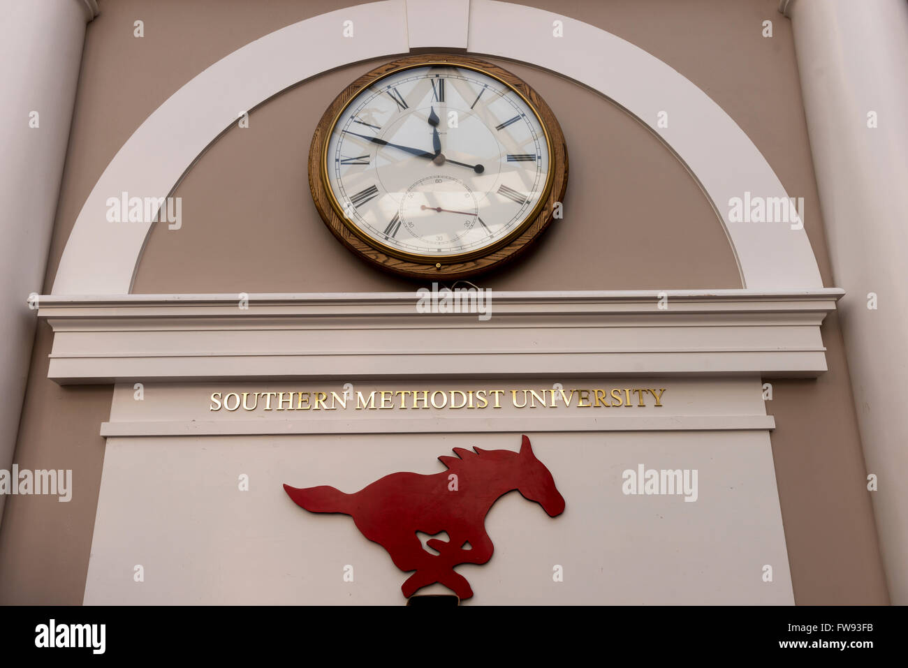 Uhr auf Wand, Southern Methodist University, Dallas, Texas, USA Stockfoto