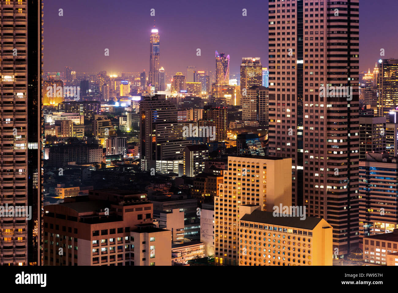 Stadtbild von Bangkok. Bangkok-Nachtansicht im Geschäftsviertel der Stadt. Stockfoto