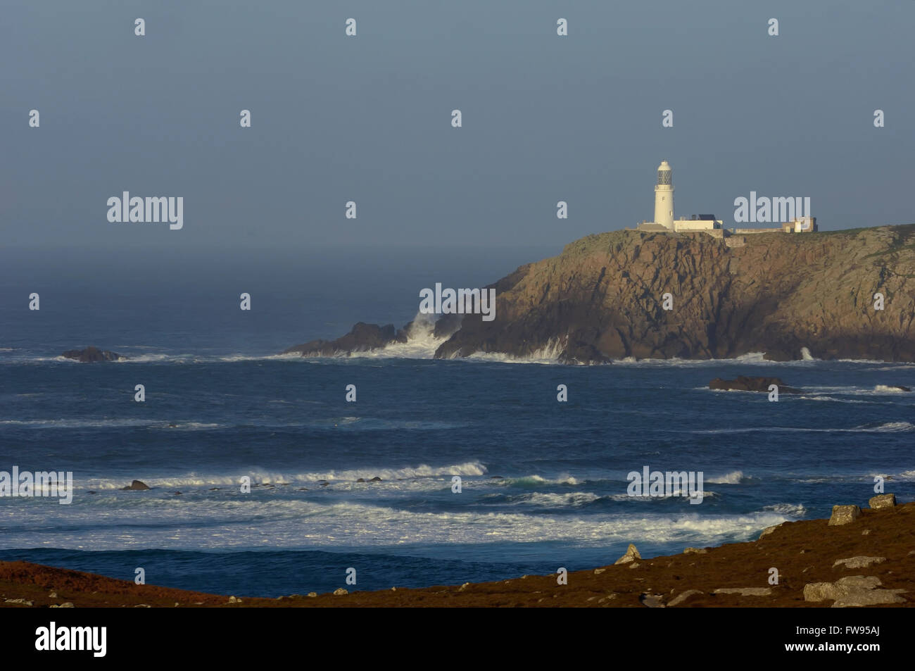 Runde Insel-Leuchtturm betrachtet von Tresco. Isles of Scilly. Cornwall. England. VEREINIGTES KÖNIGREICH. Europa Stockfoto