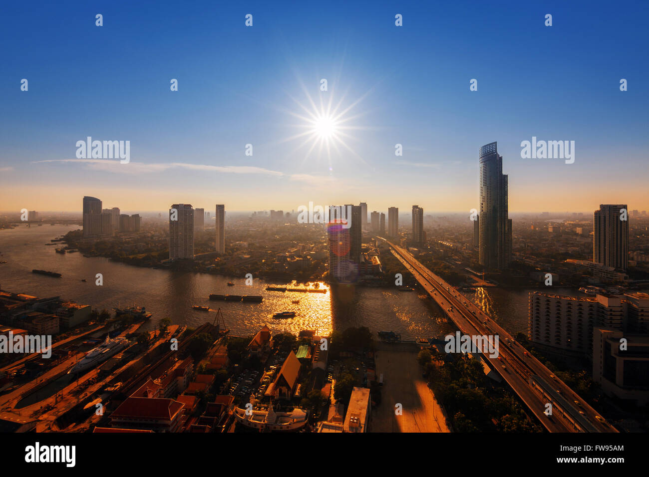 Chao Phraya Fluss und Hochhaus sky Scrapper im Herzen von Bangkok thailand Stockfoto