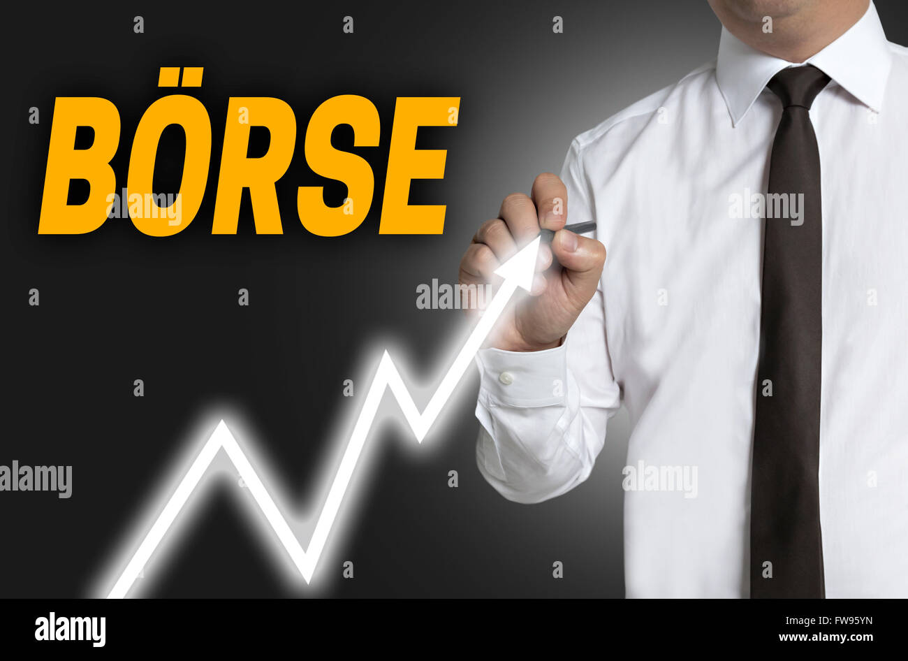 Börsenhändler zieht Marktpreis auf Touchscreen. Stockfoto