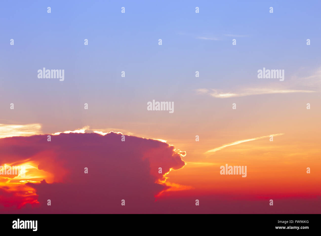 Bunten Himmel nach Sonnenuntergang. Am Abend Himmelshintergrund. Stockfoto