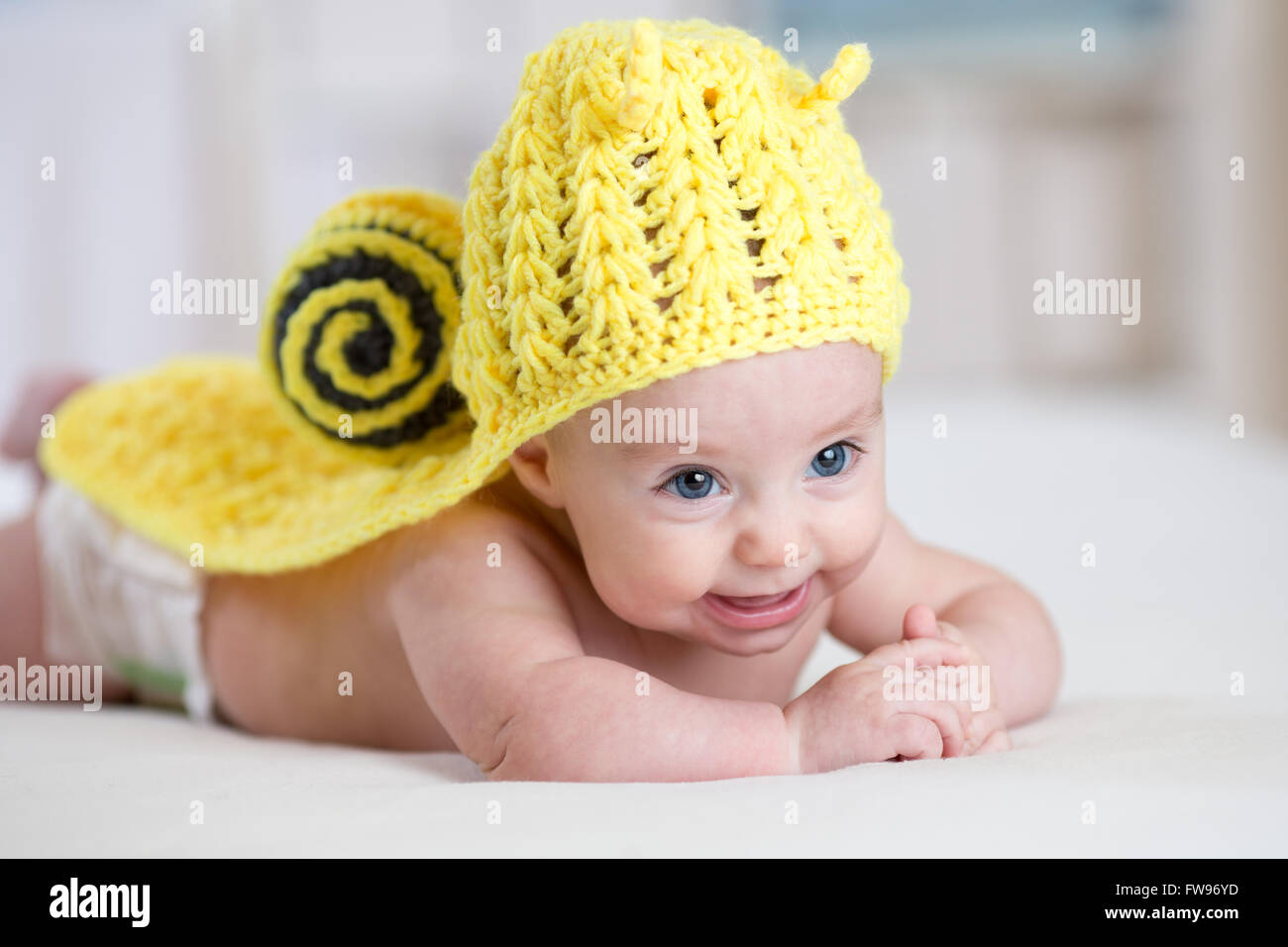 Baby Kind in lustige Schnecke Kostüm Stockfoto