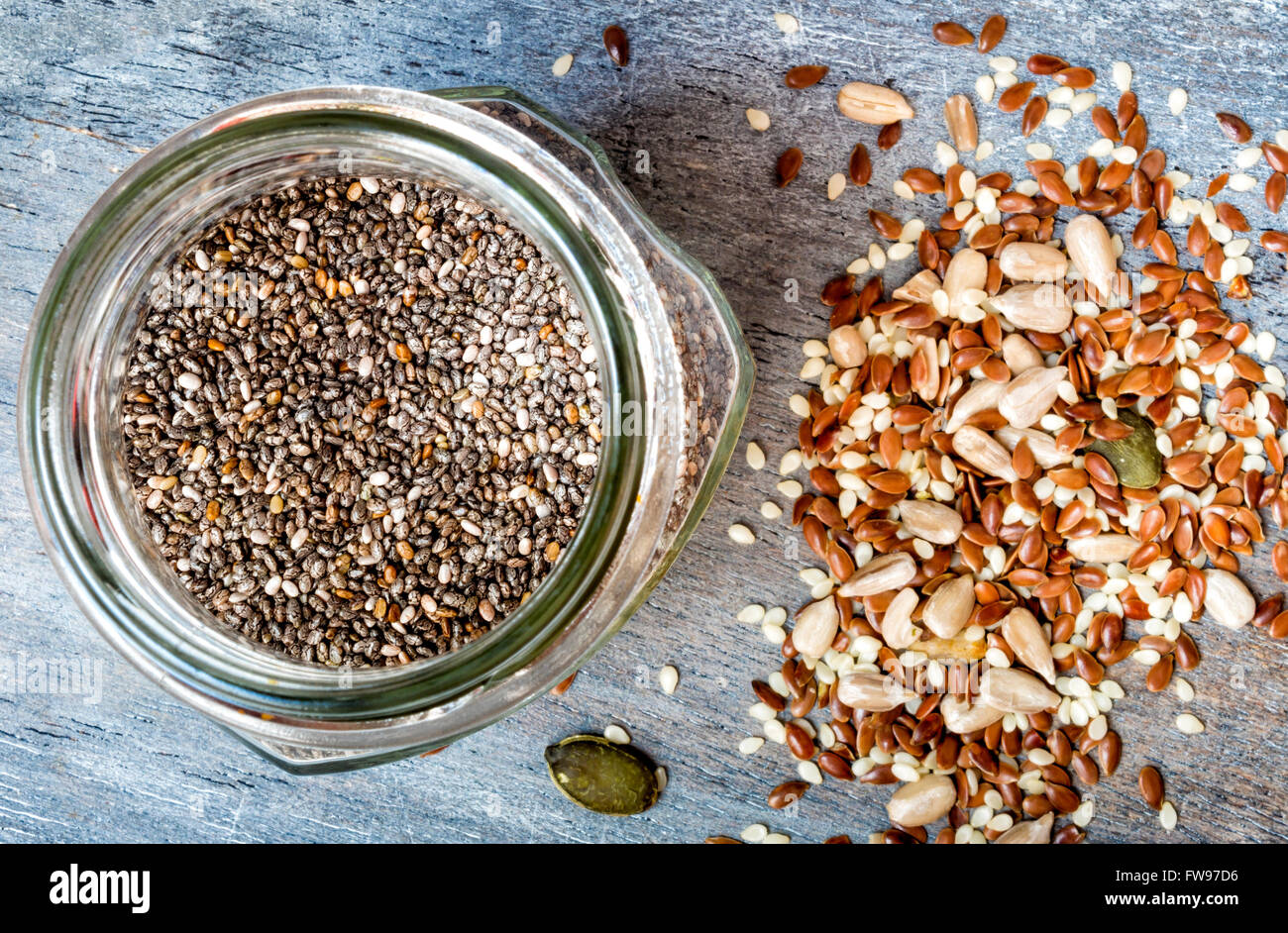 Gemischte Samen und ein Glas mit Chia-Samen Stockfoto