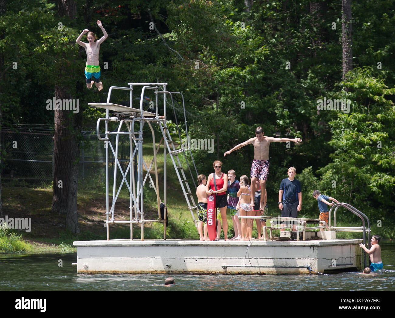Turmspringen und Kaschemme am Table Rock Sate Park am Pinnacle Lake in South Carolina. Stockfoto