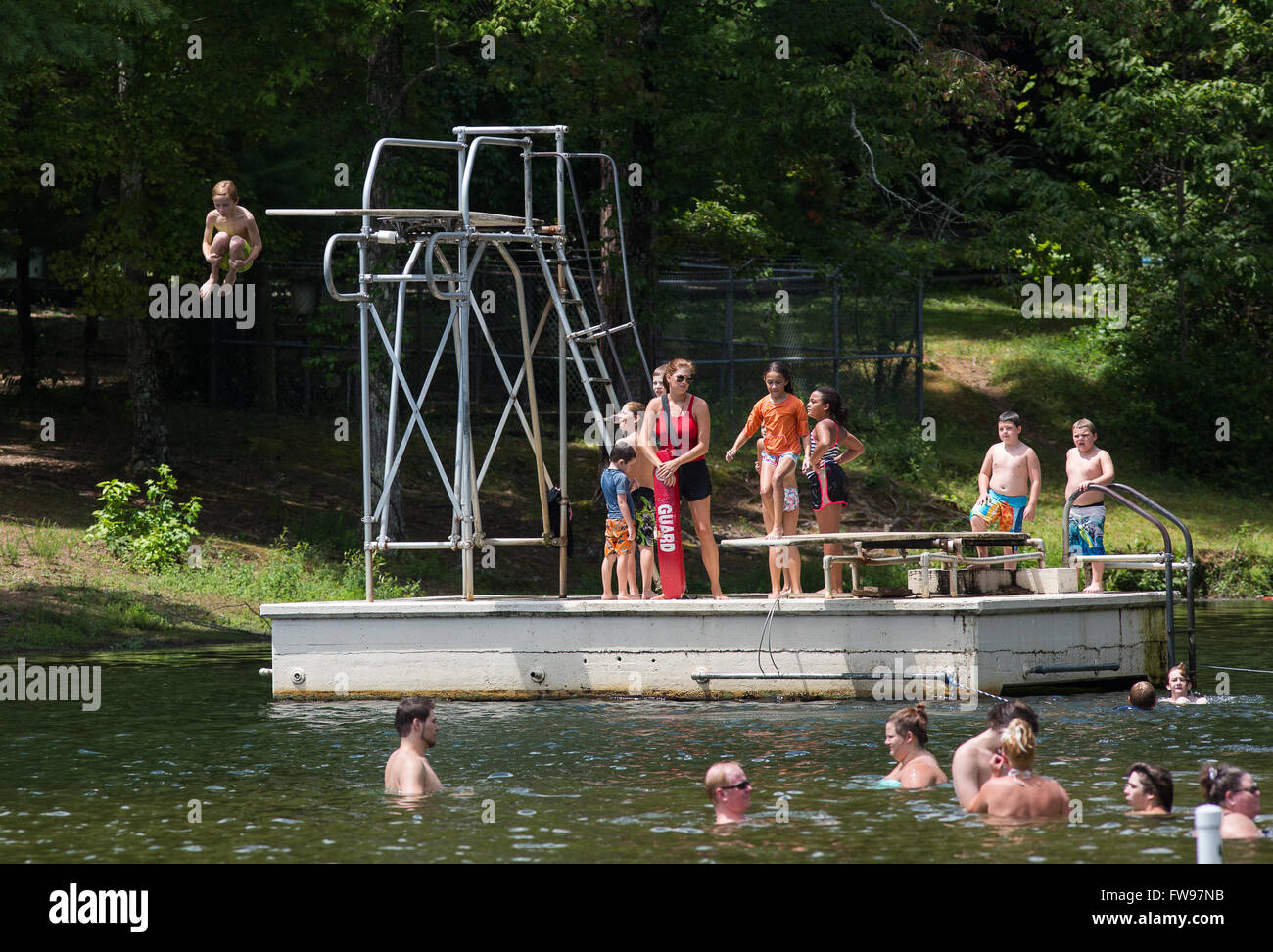 Turmspringen und Kaschemme am Table Rock Sate Park am Pinnacle Lake in South Carolina. Stockfoto