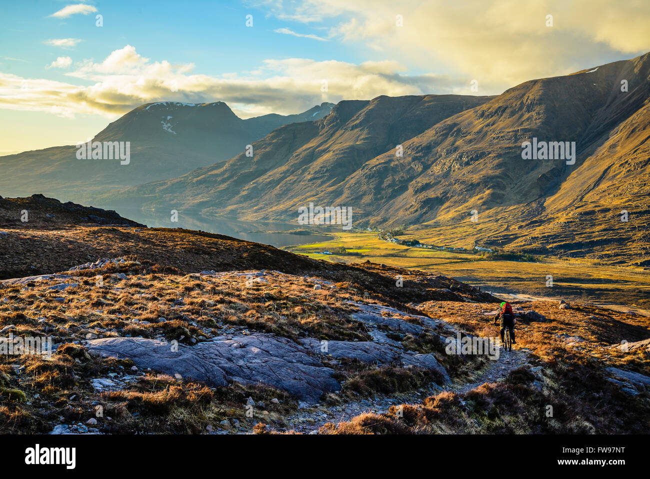 Mountainbiker auf einen Abstieg zum Torridon Highland Schottland mit den unteren Hängen des Gipfelns hinaus und Beinn Alligin in der Ferne Stockfoto