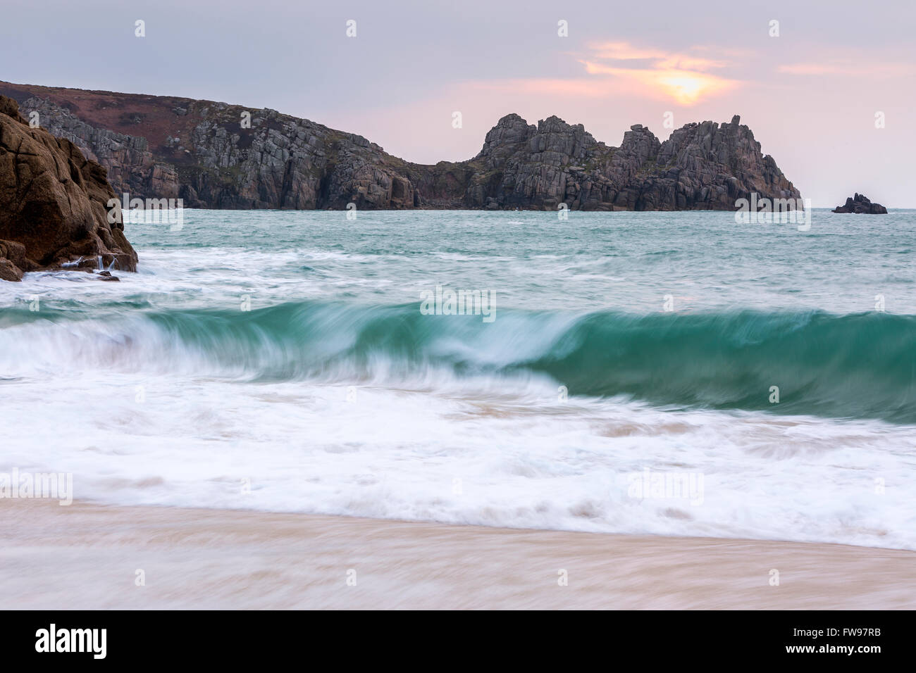 Wellen am Strand von Porthcurno, Cornwall, England, Vereinigtes Königreich, Europa. Stockfoto