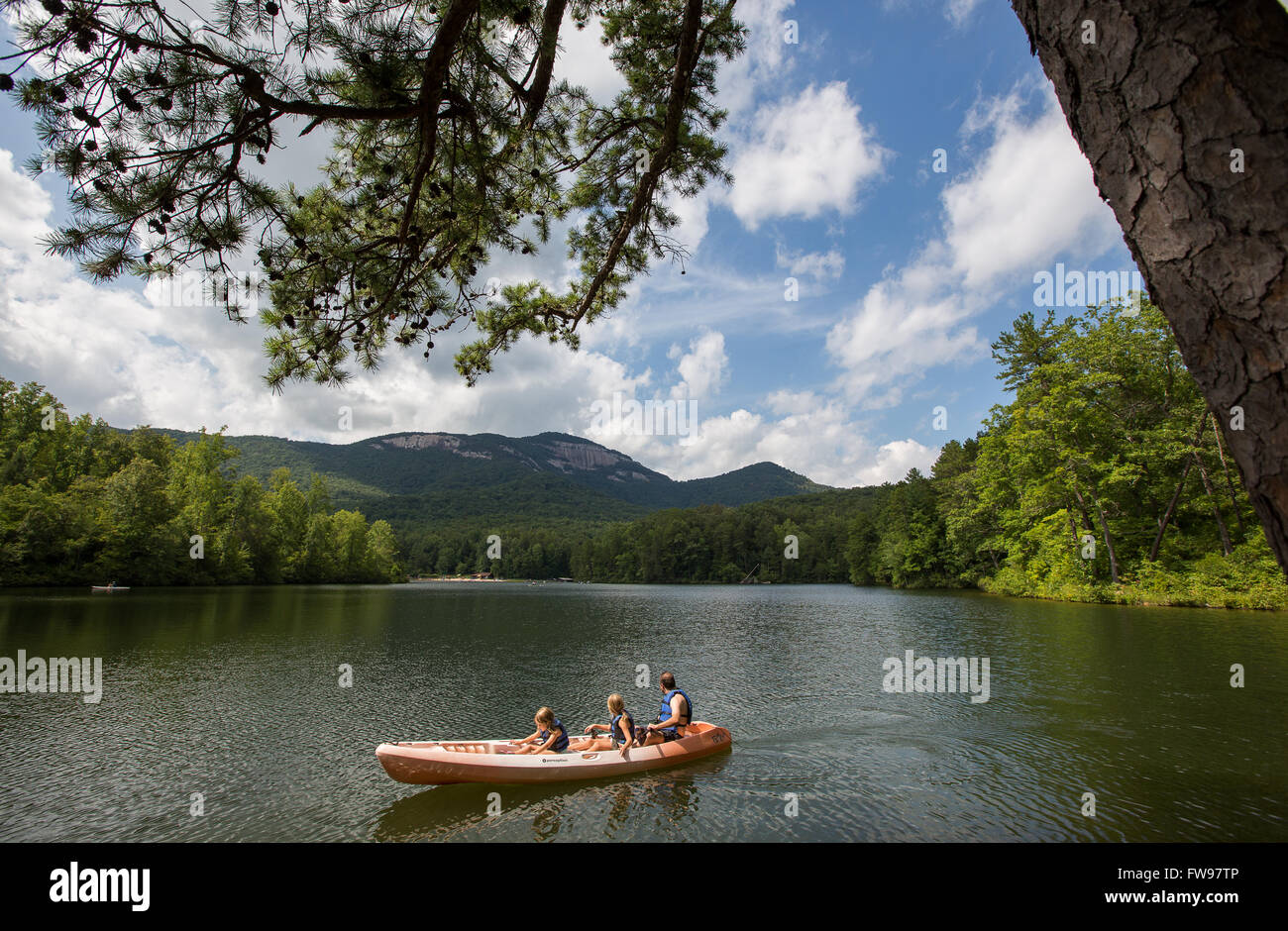 Pinnacle Lake im Table Rock State Park mit Familie Kajak. Stockfoto