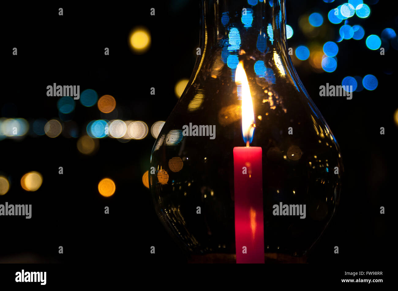 Eine Kerze brennt in einem Hurrikan-Kerze-Halter Stockfoto