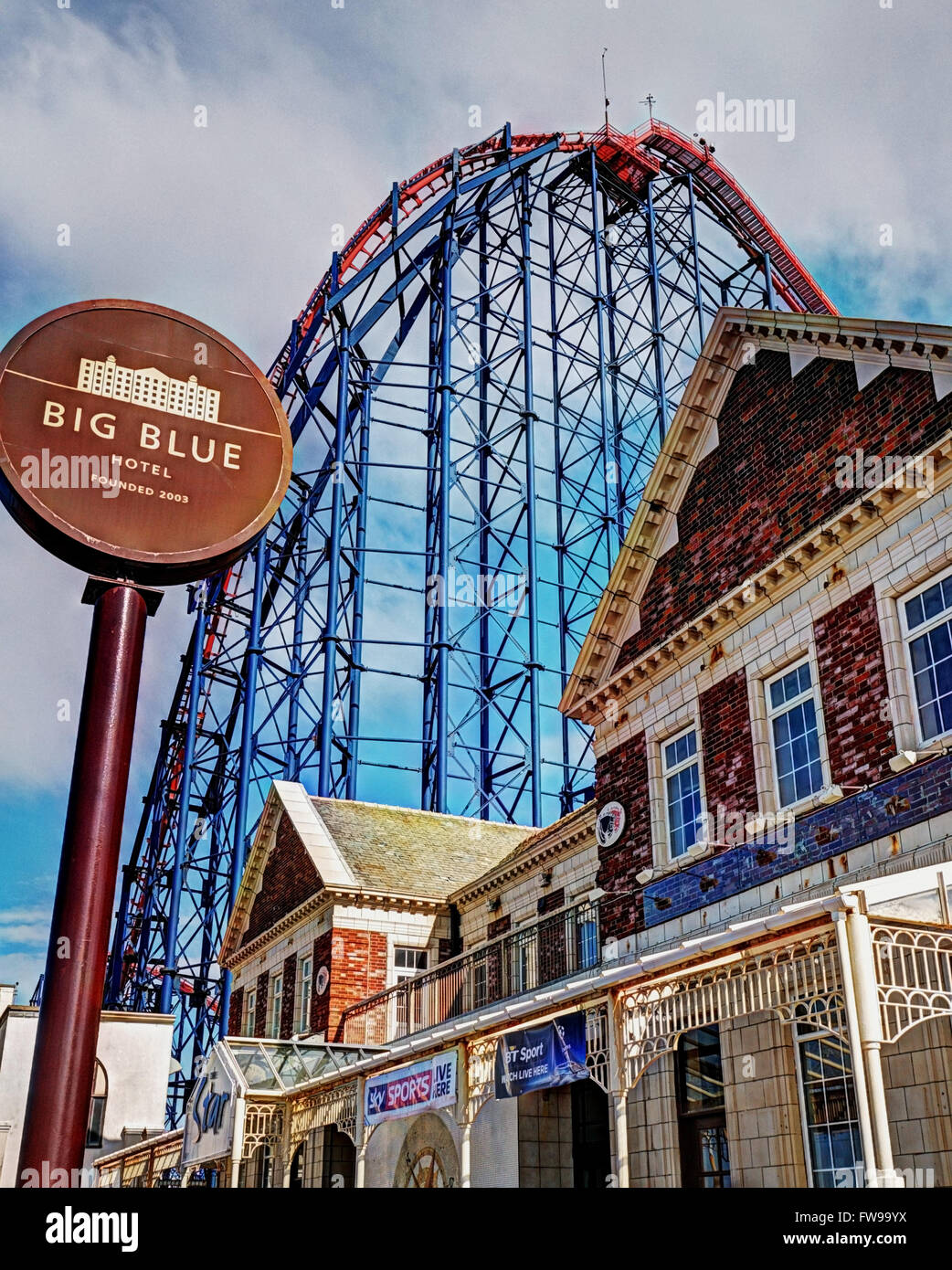 Größer in Blackpool: The Big Blue Hotel ist gegenübergestellt Blackpools Big One Stockfoto