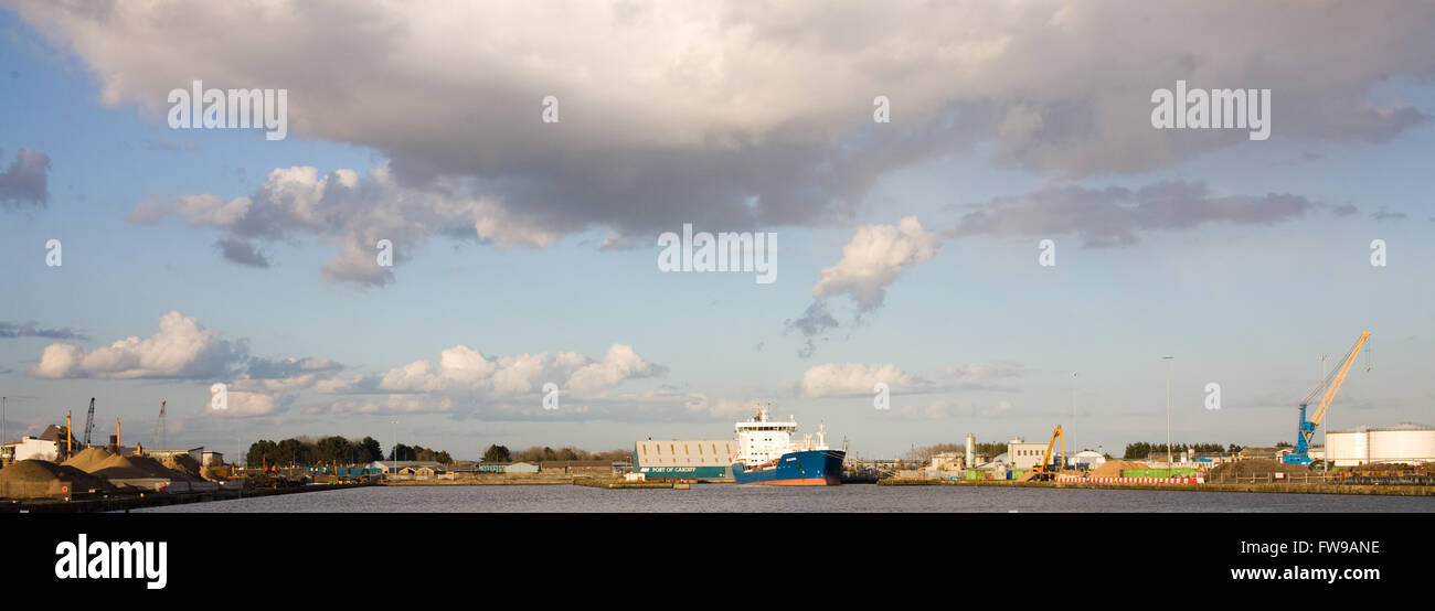 Schiff im Hafen von Cardiff, Cardiff Bay, Wales, UK angedockt Stockfoto