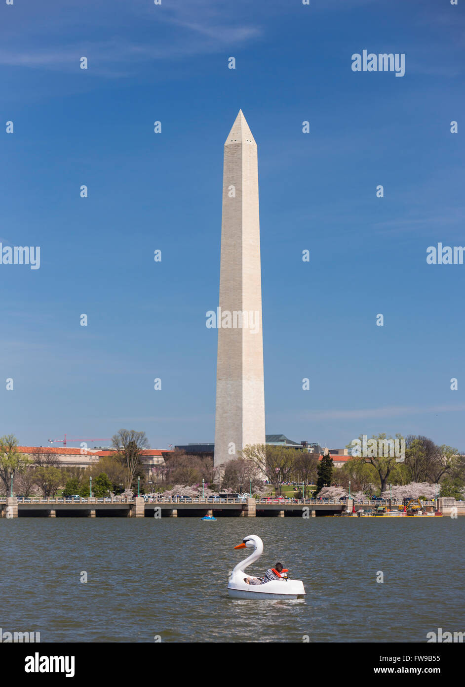 WASHINGTON, DC, USA - Menschen in Schwan Tretboot am Tidal Basin mit Washington Monument. Stockfoto