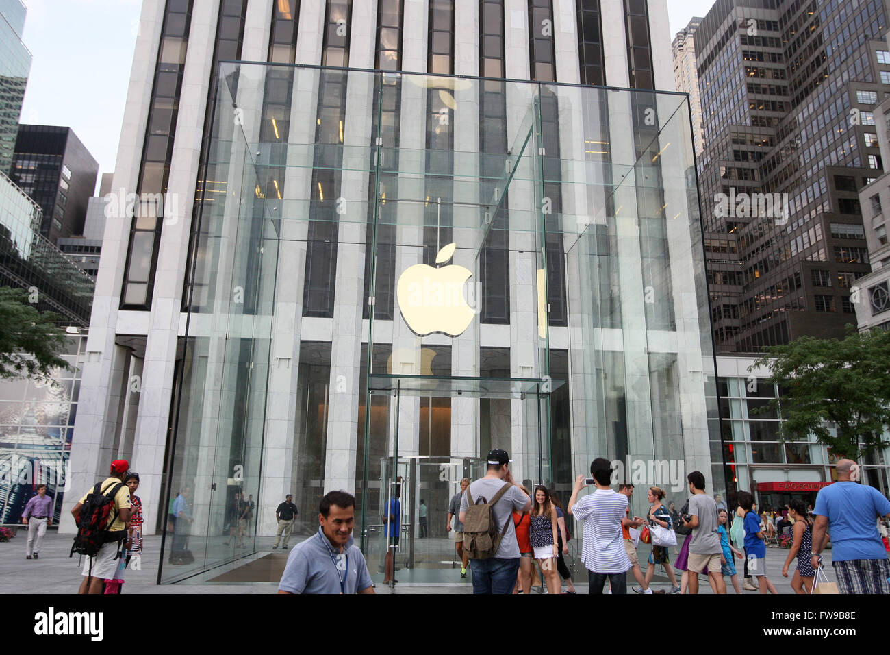Menschen geben Sie den Apple Store auf der 5th Avenue in New York City, NY., auf Montag, 8. Juli 2013. Stockfoto