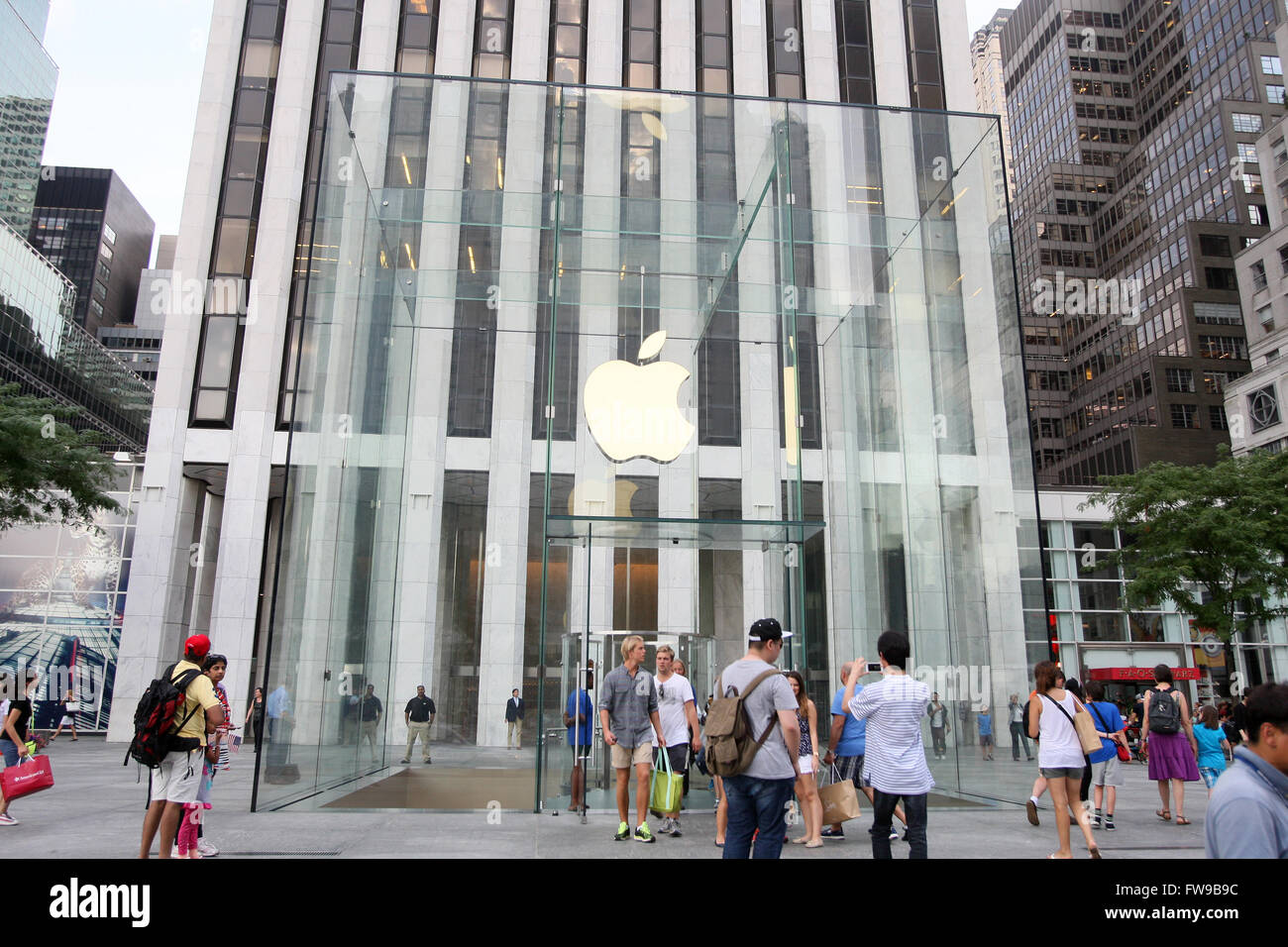 Menschen geben Sie den Apple Store auf der 5th Avenue in New York City, NY., auf Montag, 8. Juli 2013. Stockfoto