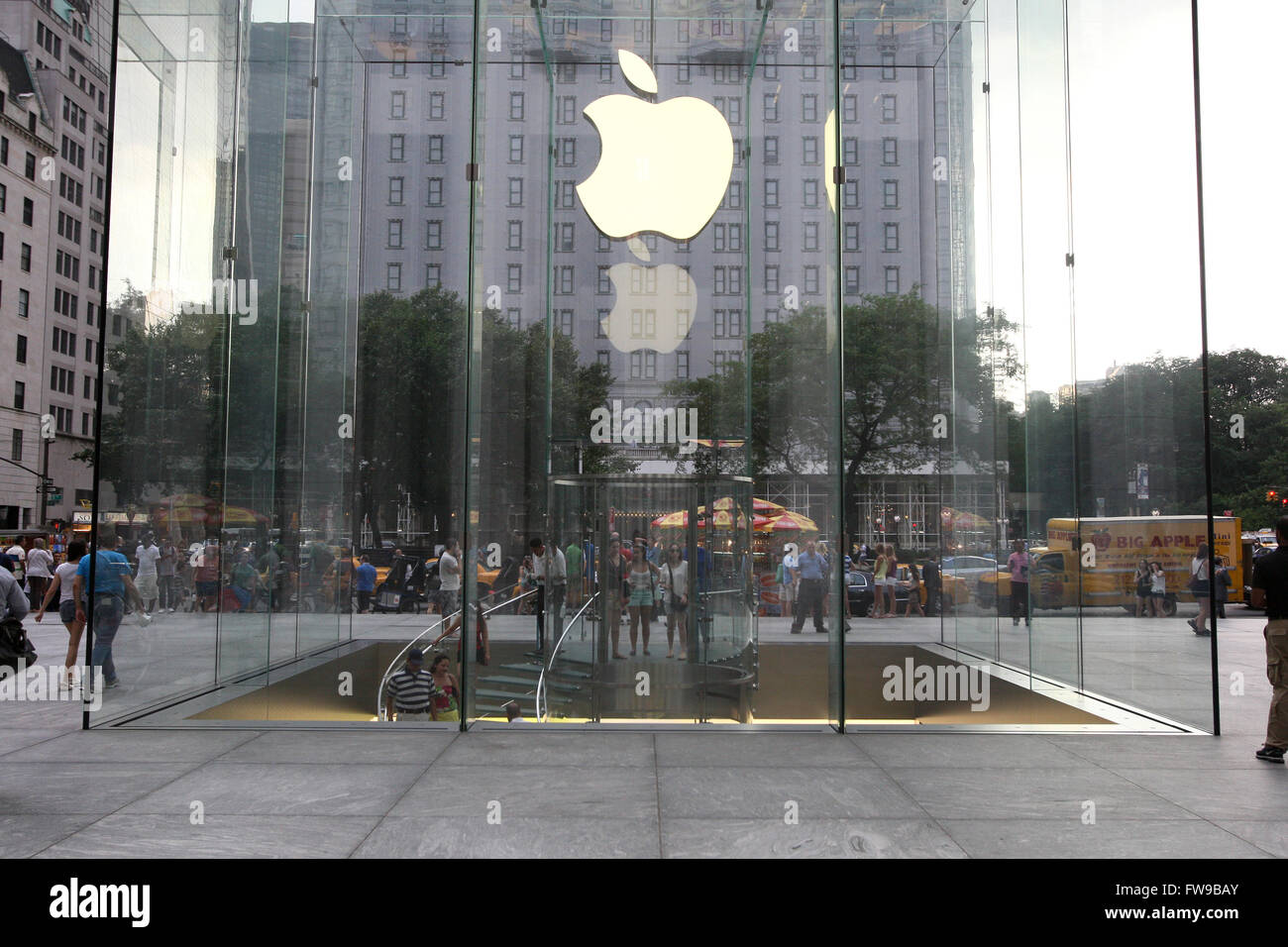 Menschen geben Sie den Apple Store auf der 5th Avenue in New York City, NY., am Montag, den 8. Juli, Stockfoto