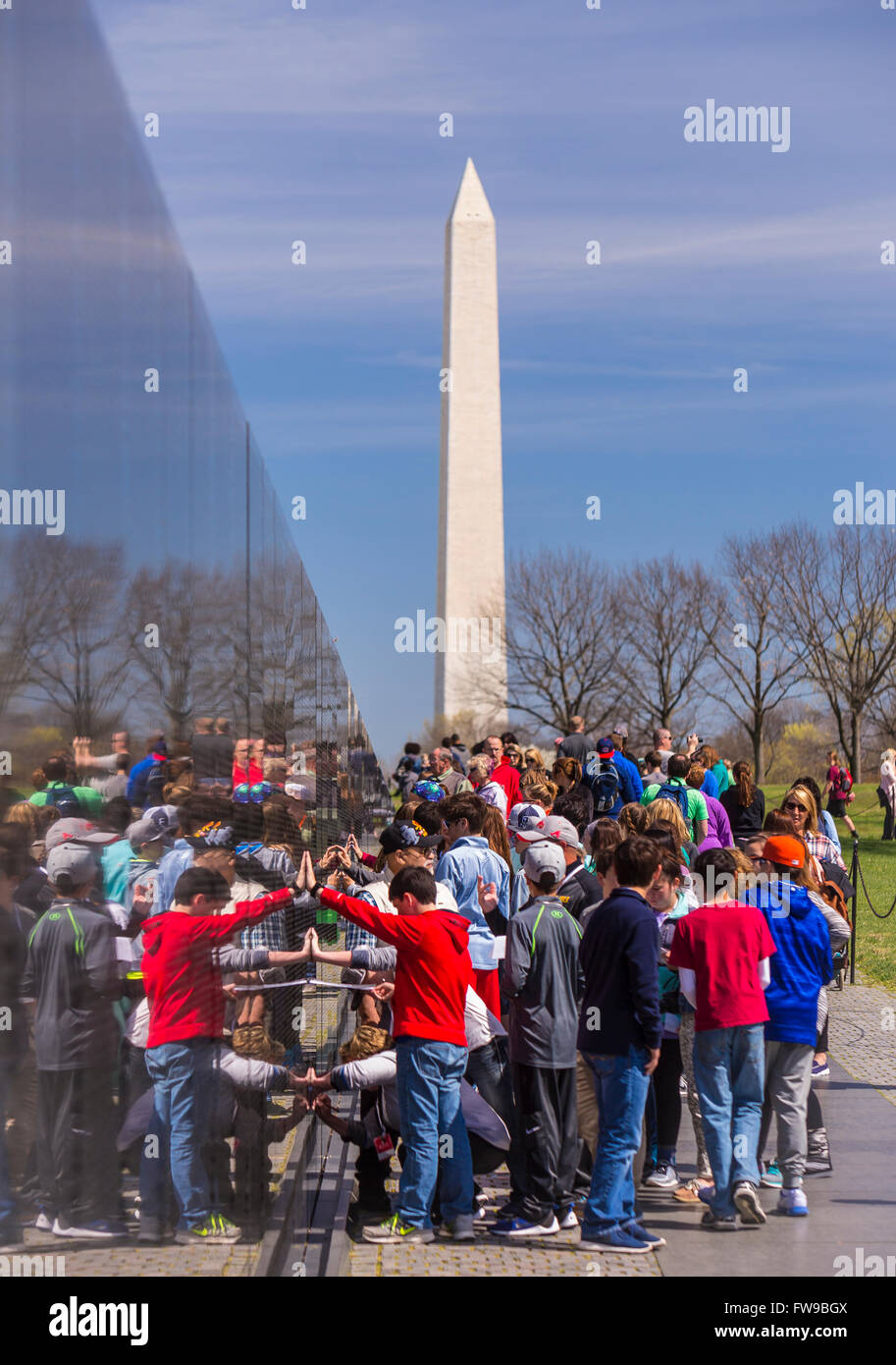 WASHINGTON, DC, USA - Menschenmenge versammelt im Vietnam-Krieg-Memorial und Washington Monument. Stockfoto