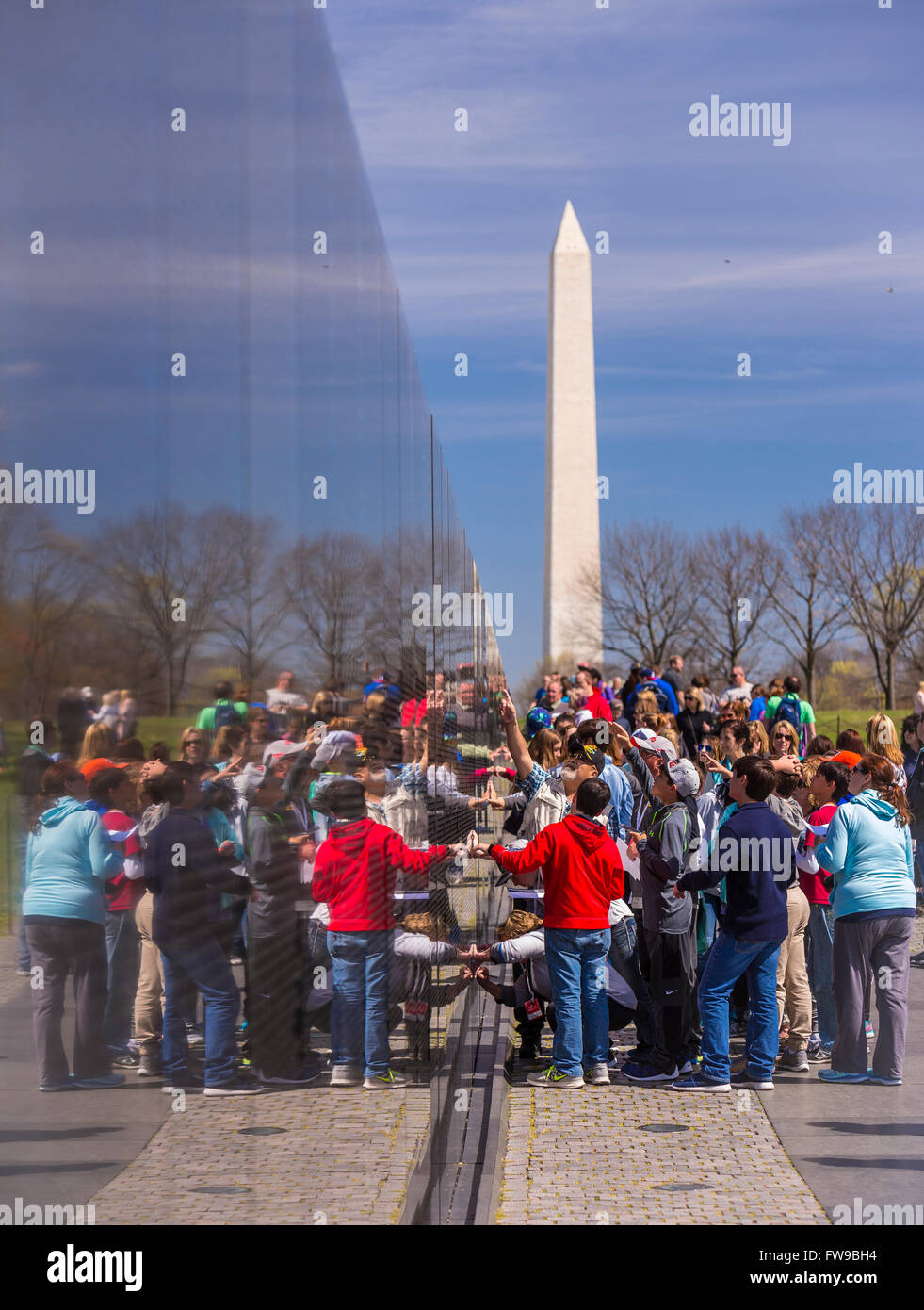 WASHINGTON, DC, USA - Menschenmenge versammelt im Vietnam-Krieg-Memorial und Washington Monument. Stockfoto