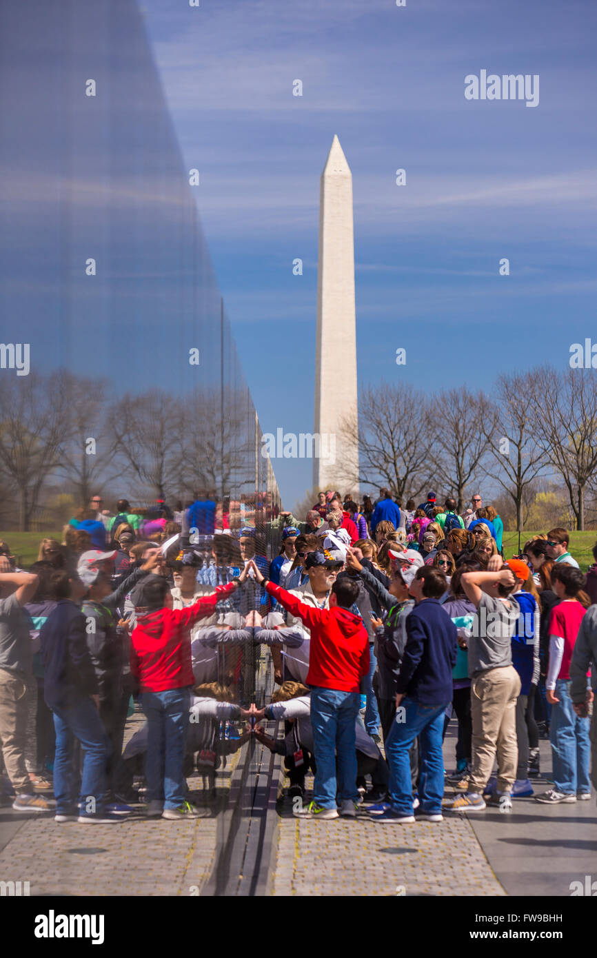 WASHINGTON, DC, USA - Menschenmenge versammelt im Vietnam-Krieg-Memorial und Washington Monument. Stockfoto