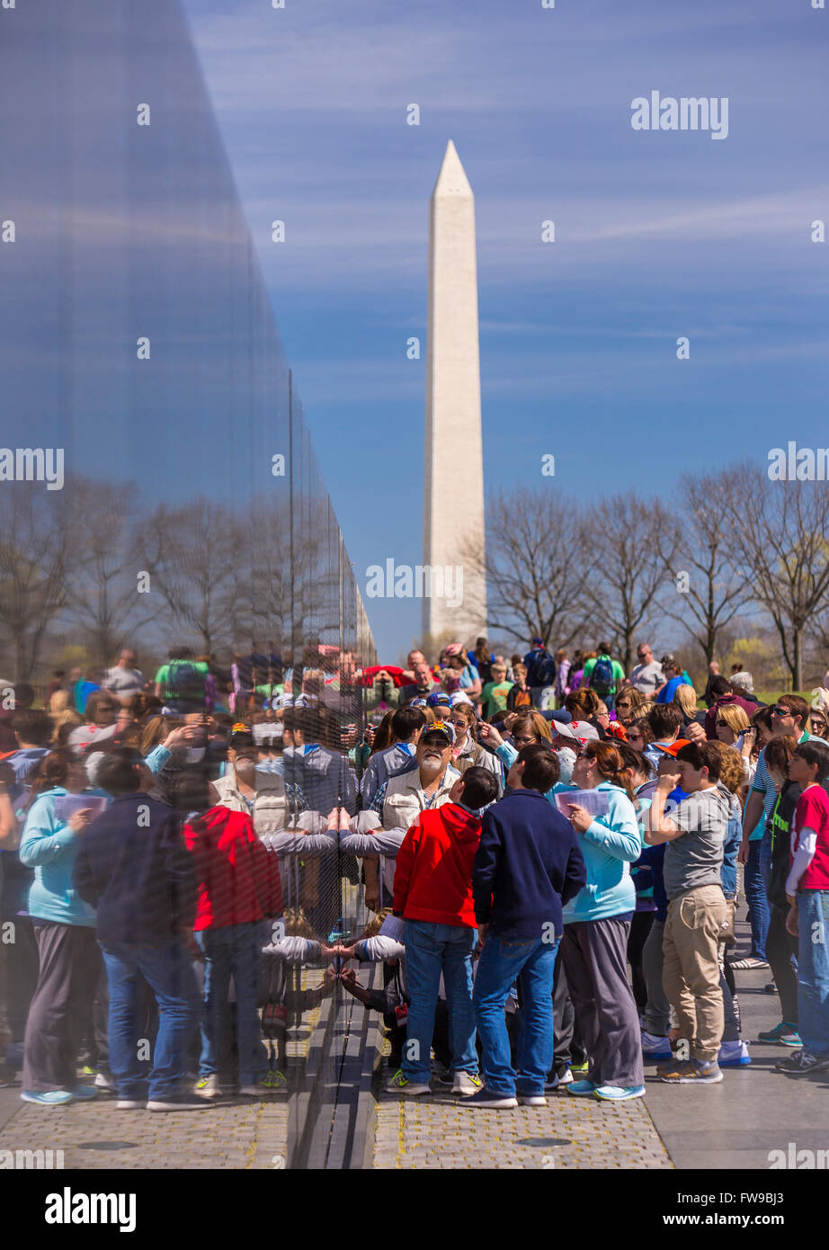 WASHINGTON, DC, USA - Menschenmenge versammelt im Vietnam-Krieg-Memorial und Washington Monument. Stockfoto