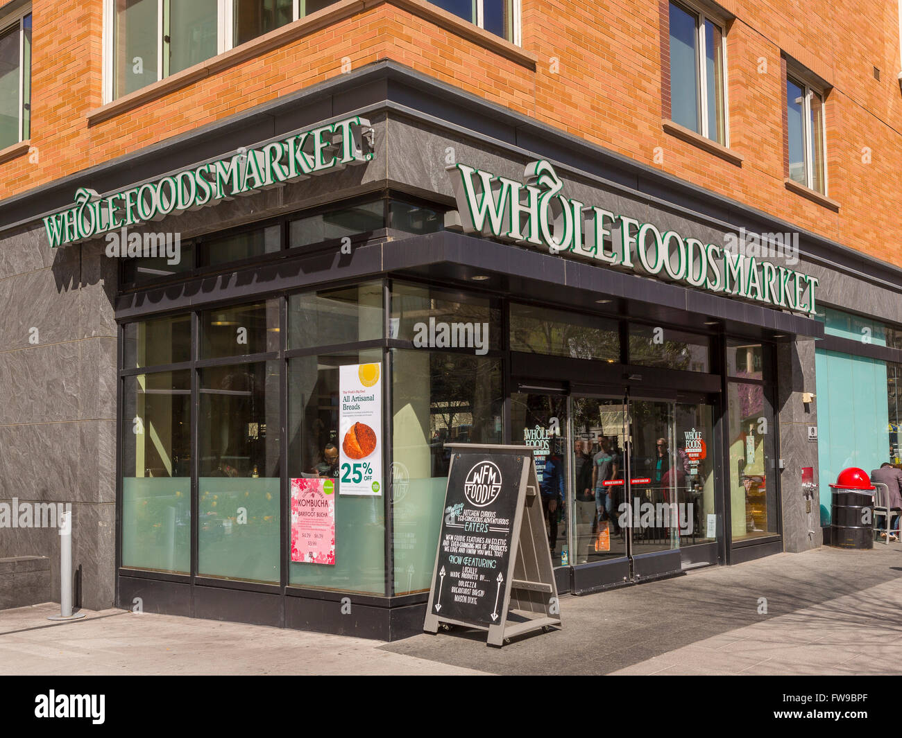 WASHINGTON, DC, USA - Exterieur von Whole Foods Market in Foggy Bottom Nachbarschaft. Stockfoto