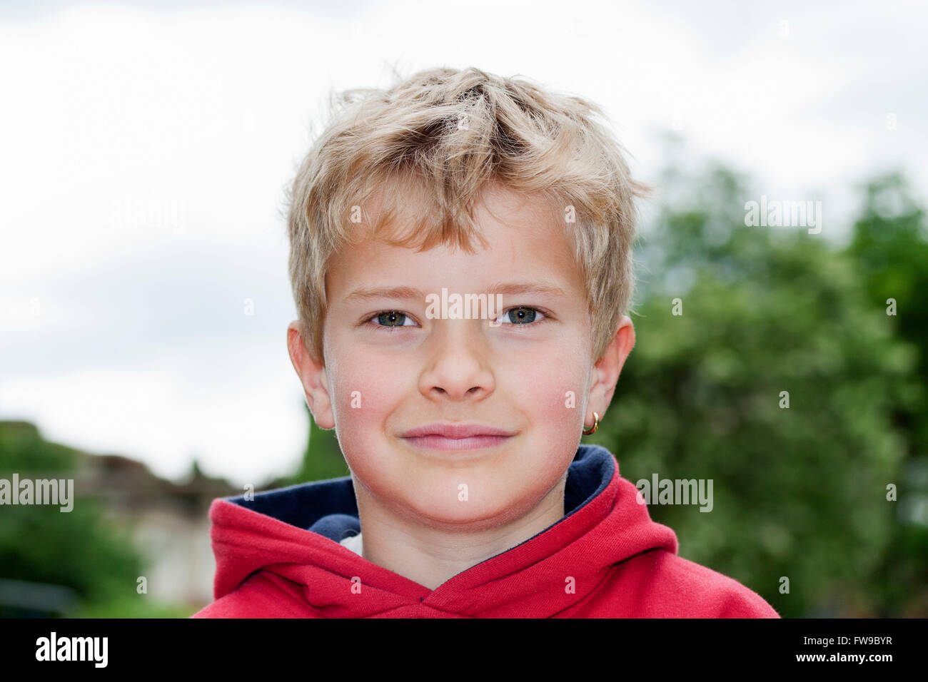 Junge mit Ohrring, Porträt Stockfotografie - Alamy