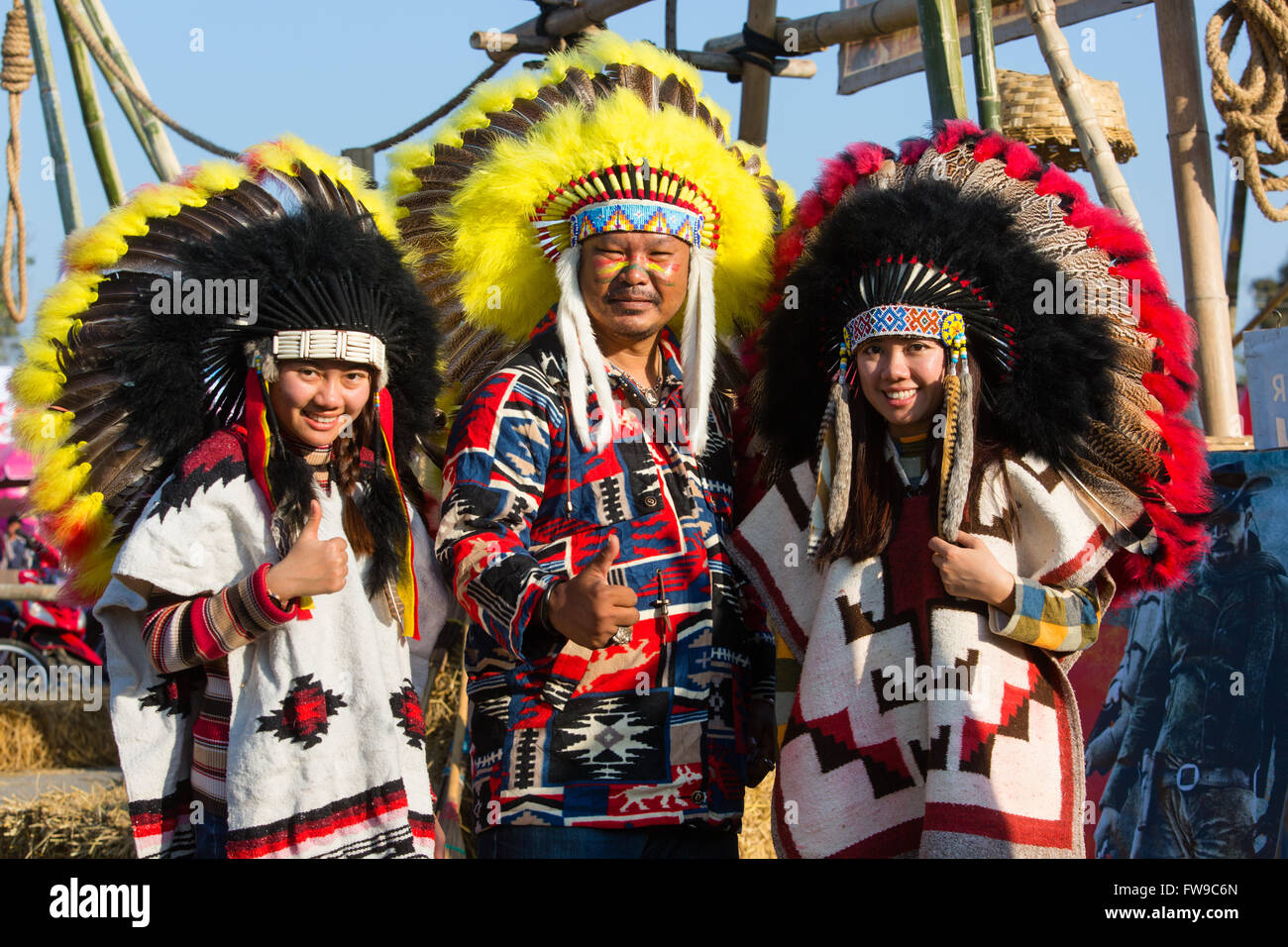 Drei asiatische mit indischen Schmuck bei einem Festival mit Kopfschmuck, Chiang Rai Festival, Provinz Chiang Rai, Nordthailand Stockfoto