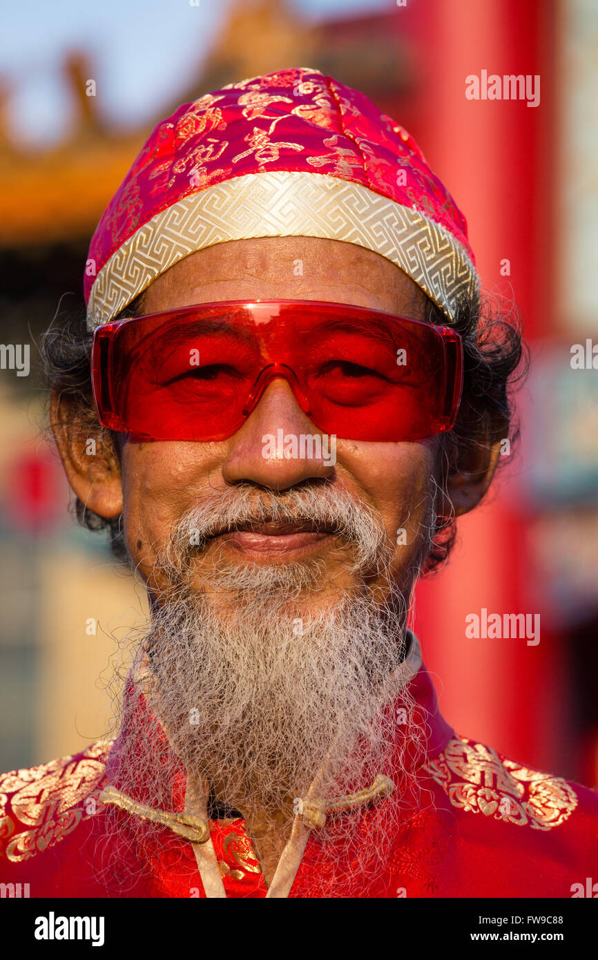 Porträt, alte chinesische Mann mit roten Brille, Hut und Bart, Chinese New Year, Frühlingsfest, Chinatown, Bangkok, Thailand Stockfoto