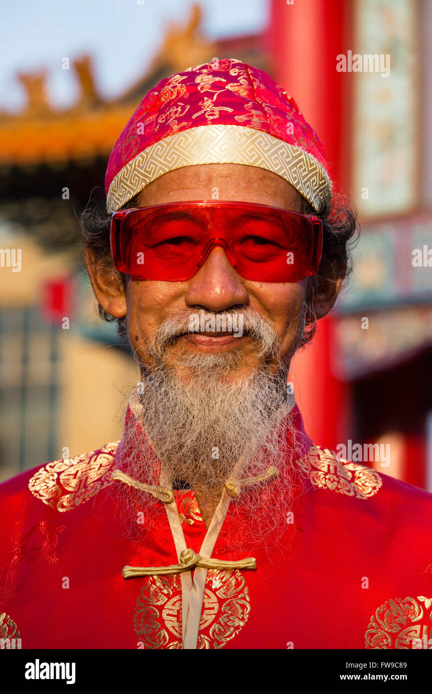 Porträt, alte chinesische Mann mit roten Brille, Hut und Bart, Chinese New Year, Frühlingsfest, Chinatown, Bangkok, Thailand Stockfoto