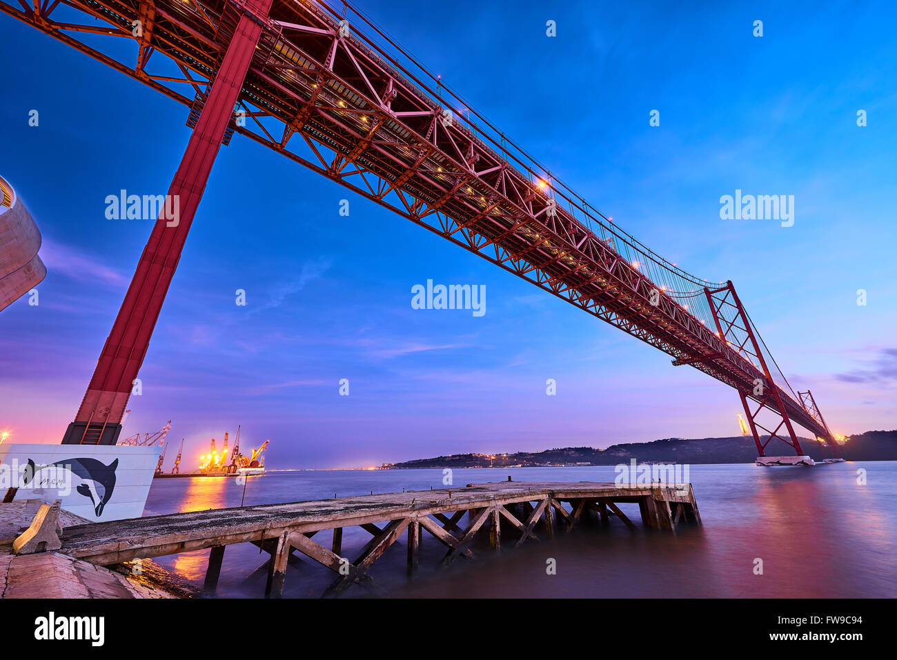 25 April-Brücke über den Tejo in Lissabon am Abend, Portugal, Europa Stockfoto