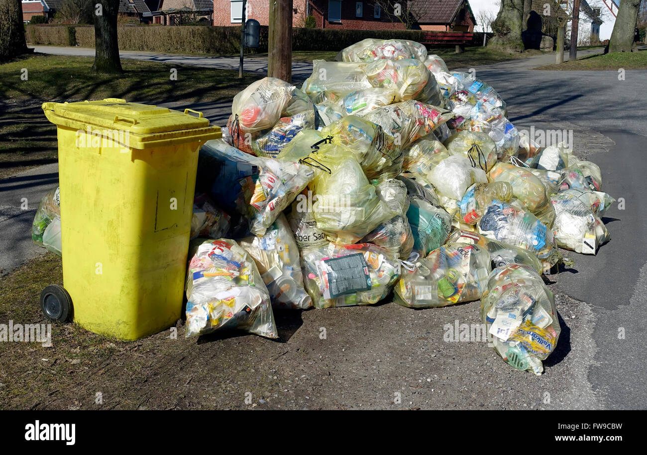 Ansammlung von Müllsäcken, Recycling Säcke, Gelben Säcken, bereit, abgeholt zu werden, Kiel - oppendorf, Schleswig-Holstein, Deutschland Stockfoto
