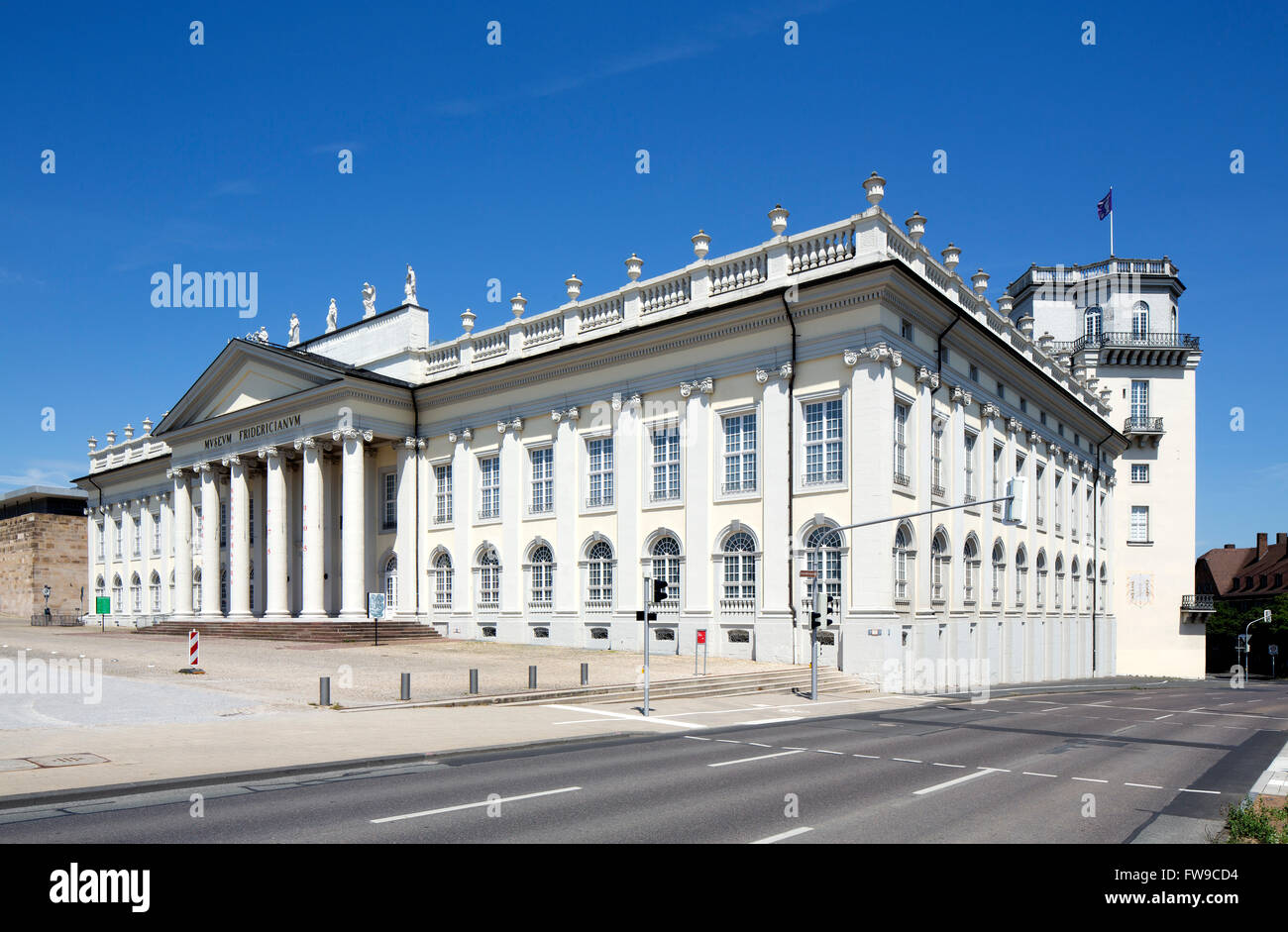 Museum Fridericianum mit Zwehrenturm Turm der mittelalterlichen Stadtbefestigung, Landgraf Sammlung und Kunstmuseum, Kassel, Hessen Stockfoto