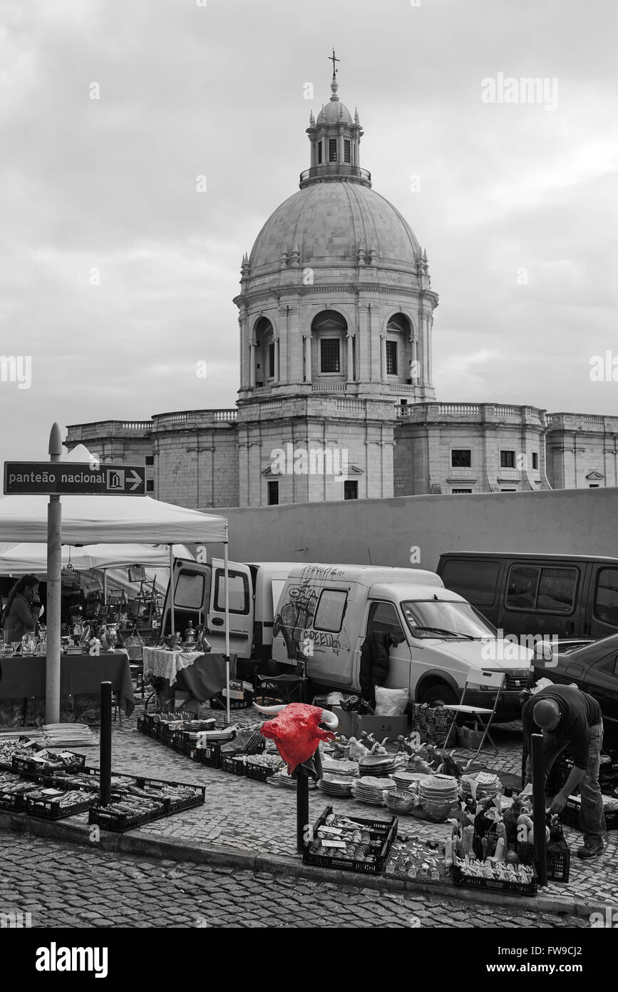 Stierkopf in Feira da Ladra Flohmarkt oder Thieves Market in der Alfama Viertel, Lissabon, Portugal, Europa Stockfoto