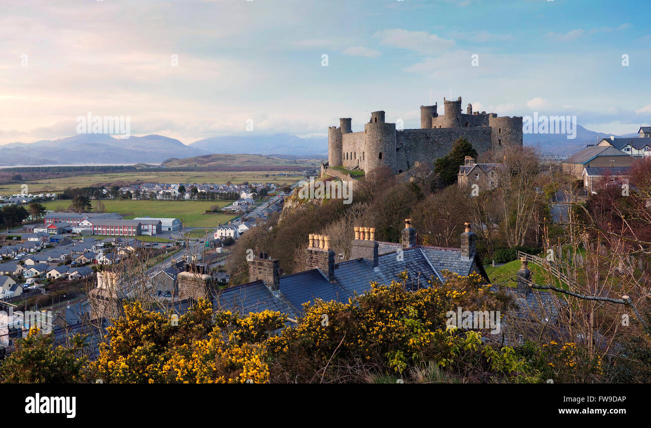 Harlech Castle in Gwynned, Wales, spät an einem Frühlingsabend fotografiert. Die Berge von Snowdonia sind sichtbar im Hintergrund. Stockfoto