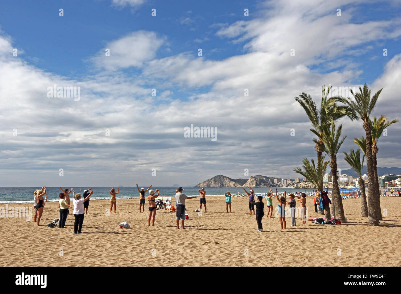 Winter Fit halten Klasse am Strand, Benidorm, Spanien Stockfoto