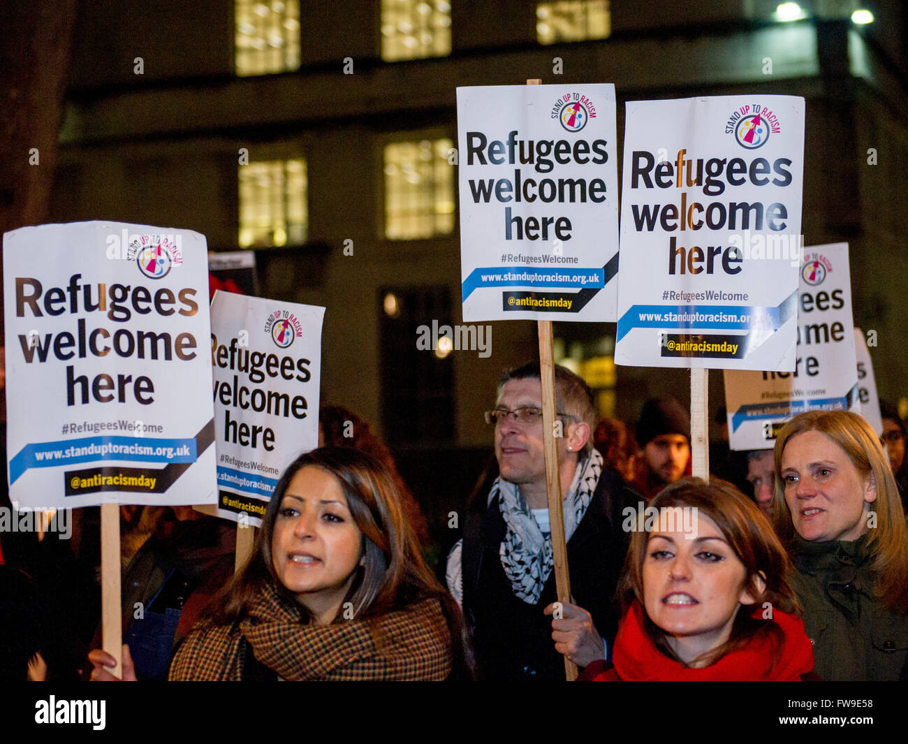Aktivisten aus der Gruppe "Stand Up to Racism" halten einen "Notfall-Protest" in der Downing Street. Die Demonstranten sind verärgert über den Abriss des Dschungels Calais und der Vertreibung von Flüchtlingen und Migranten aus dem provisorischen Lager. Die Aktivisten sagen, dass sie wan Stockfoto