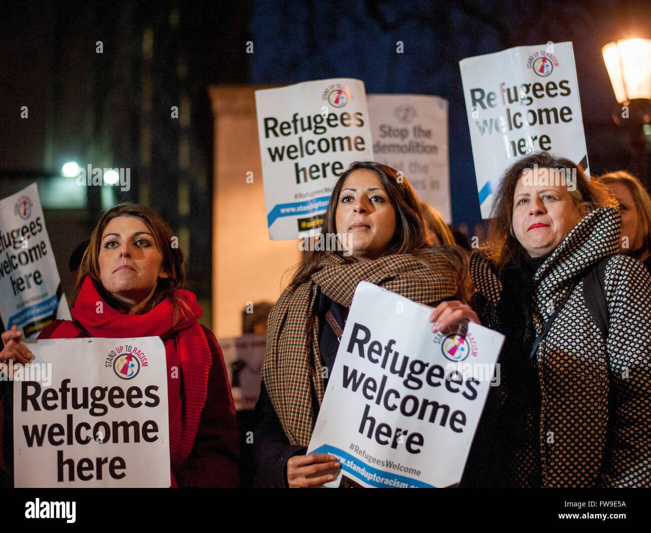 Aktivisten aus der Gruppe "Stand Up to Racism" halten einen "Notfall-Protest" in der Downing Street. Die Demonstranten sind verärgert über den Abriss des Dschungels Calais und der Vertreibung von Flüchtlingen und Migranten aus dem provisorischen Lager. Die Aktivisten sagen, dass sie wan Stockfoto