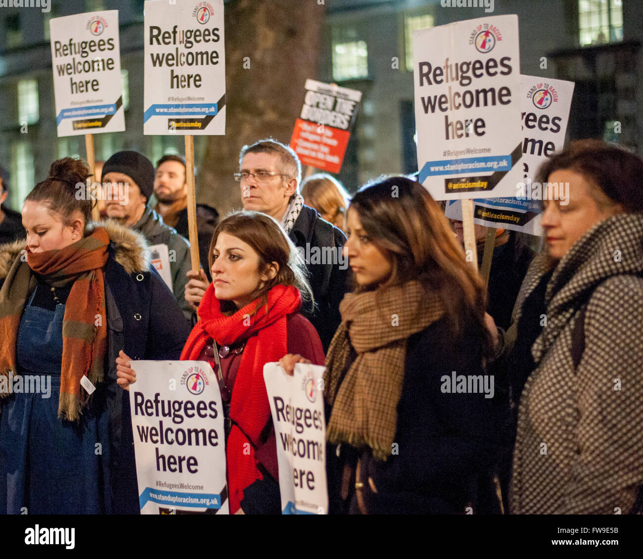 Aktivisten aus der Gruppe "Stand Up to Racism" halten einen "Notfall-Protest" in der Downing Street. Die Demonstranten sind verärgert über den Abriss des Dschungels Calais und der Vertreibung von Flüchtlingen und Migranten aus dem provisorischen Lager. Die Aktivisten sagen, dass sie wan Stockfoto