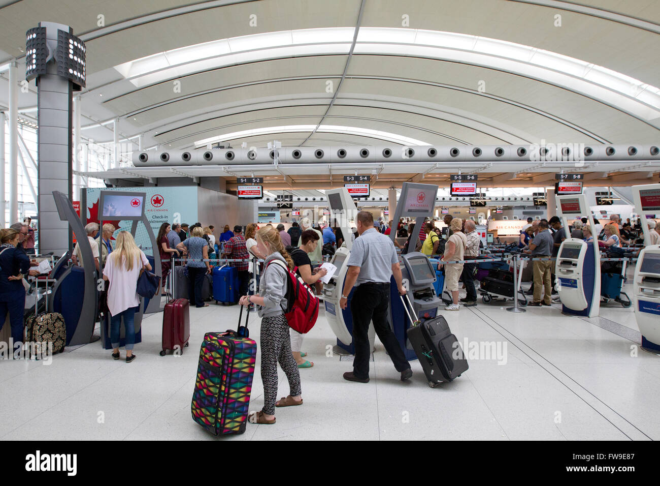 Menschen warten, um check-in am Schalter von Air Canada am Terminal 1 am  Pearson International Airport in Toronto, Ontario, am Dienstag, den 1. Juli  Stockfotografie - Alamy