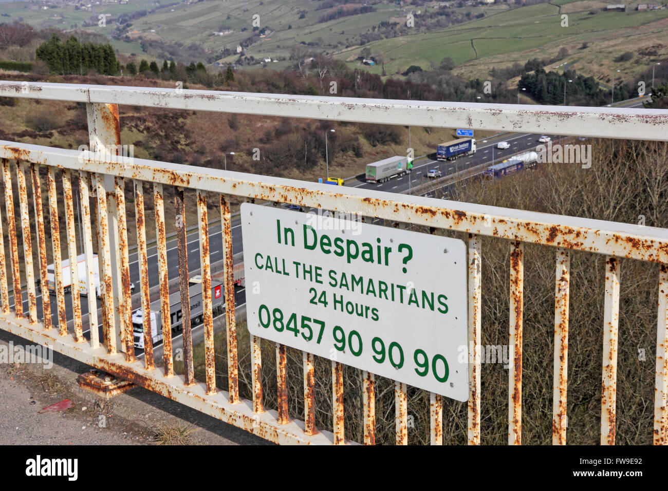 Samariter Zeichen behoben, hohe Brücke über Autobahn M62 Stockfoto