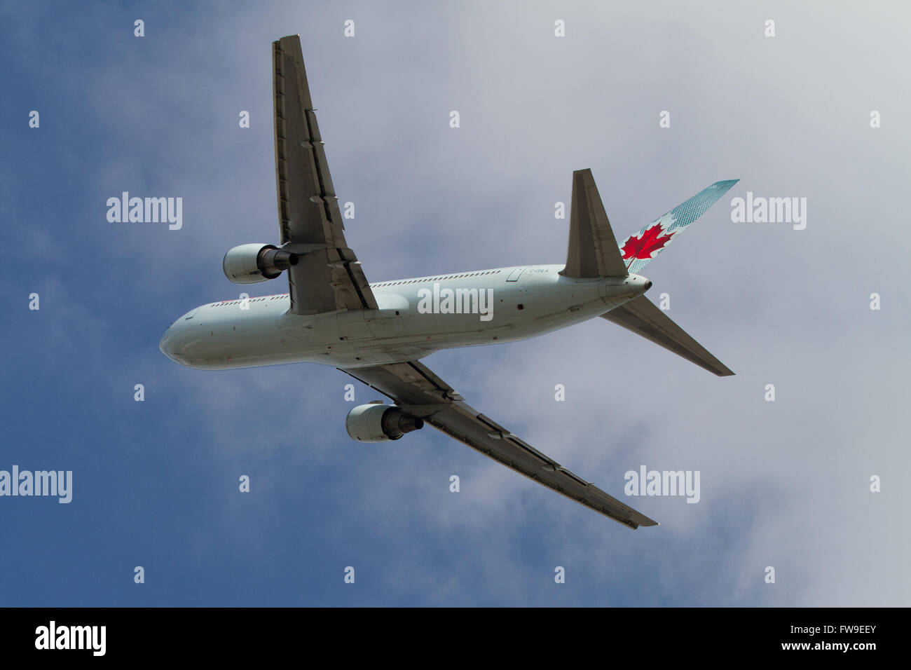 Air Canada Jazz C-GHLA Departues von Pearson International Airport in Toronto, Ontario, auf Dienstag, 14. Juli 2015. Stockfoto