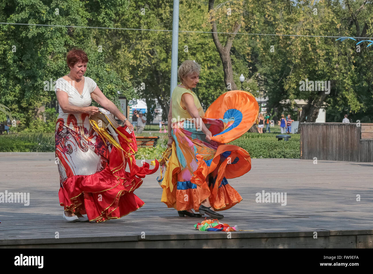 Tanzen auf den Straßen in traditioneller Tracht Stockfoto