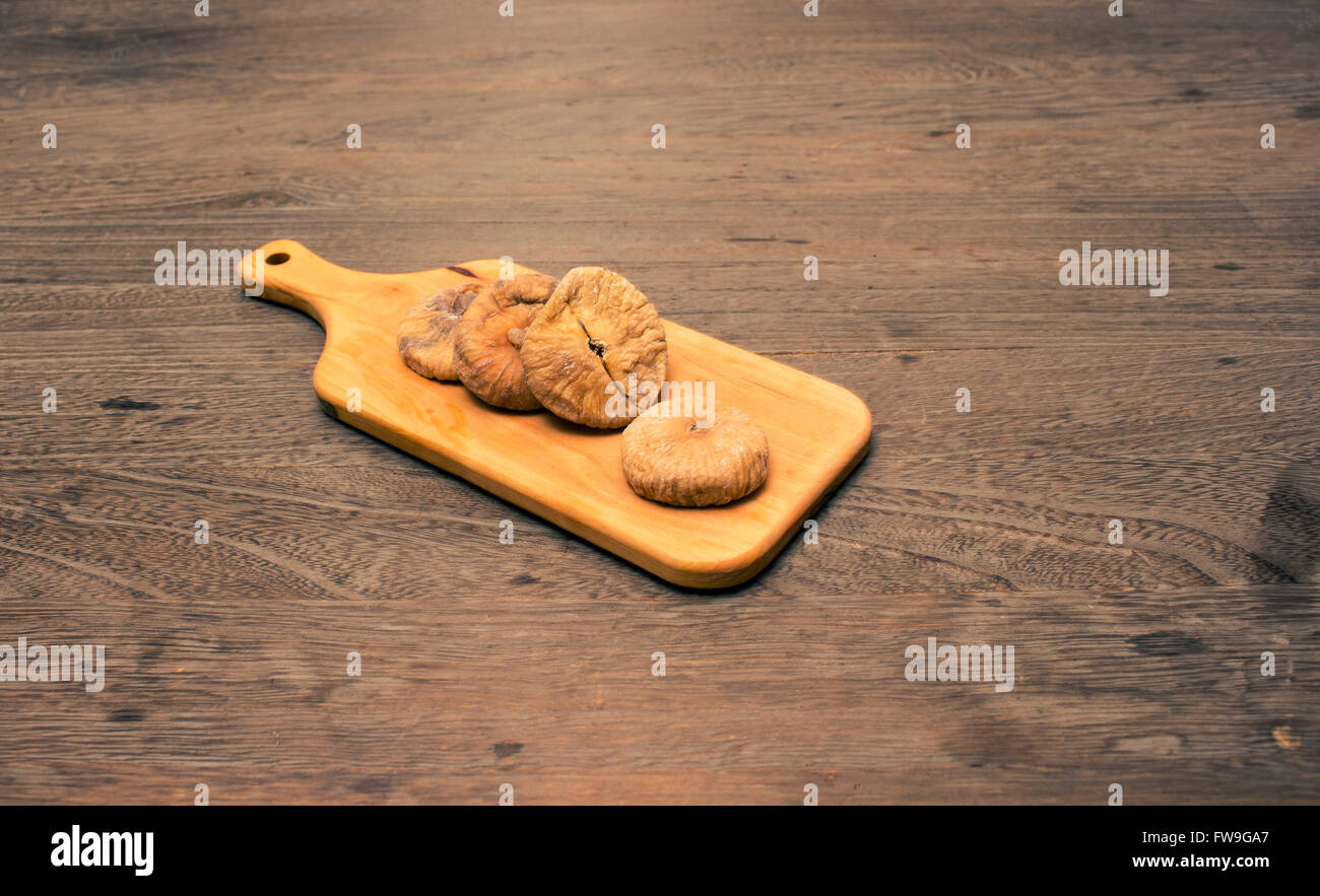 Fig in Holz Platte auf Holz Hintergrund Stockfoto